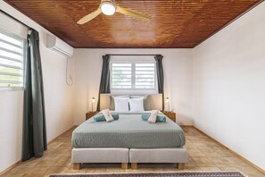 4 slaapkamers, een strijkplank/strijkijzer, gratis wifi, beddengoed