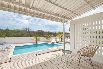 Modern family villa with private pool near Jan Thiel & Mambo Beach