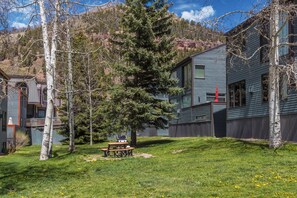A residential area with modern houses, a picnic table, and a large tree. - Experience luxury at Alpenglow at Telluride Lodge, a spacious 2 bed/2-bath condo (Telluride)