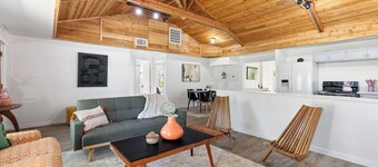 Charming 3-bedroom, gorgeous Lake Front, Fishing Dock, Fire Pit, Kayak & more