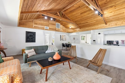 Charming 3-bedroom, gorgeous Lake Front, Fishing Dock, Fire Pit, Kayak & more