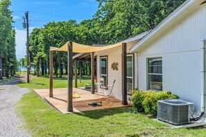 Terrace/patio - Charming Lake Tawakoni Water Front Private Fishing Dock Boat Dock Fire Pit Kayak (East Tawakoni)