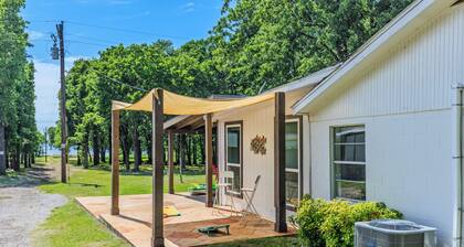 Charming 3-bedroom, gorgeous Lake Front, Fishing Dock, Fire Pit, Kayak & more