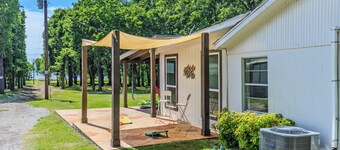 Charming 3-bedroom, gorgeous Lake Front, Fishing Dock, Fire Pit, Kayak & more