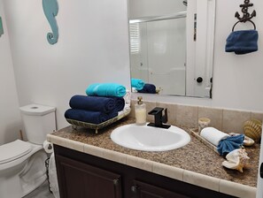 Douche, sèche-cheveux, serviettes fournies, savon