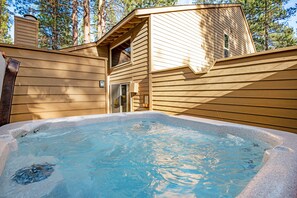 Outdoor spa tub - 2 Conifer - with Sunriver SHARC Passes (Sunriver)