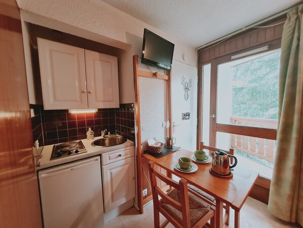 Fridge, microwave, coffee/tea maker, electric kettle