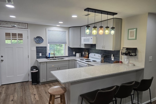 Kjøleskap, mikrobølgeovn, ovn og kokeplater