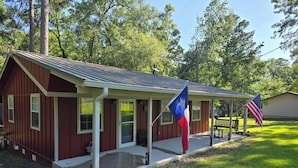 Un petit bâtiment d’un seul étage, doté d’un porche et de deux drapeaux.