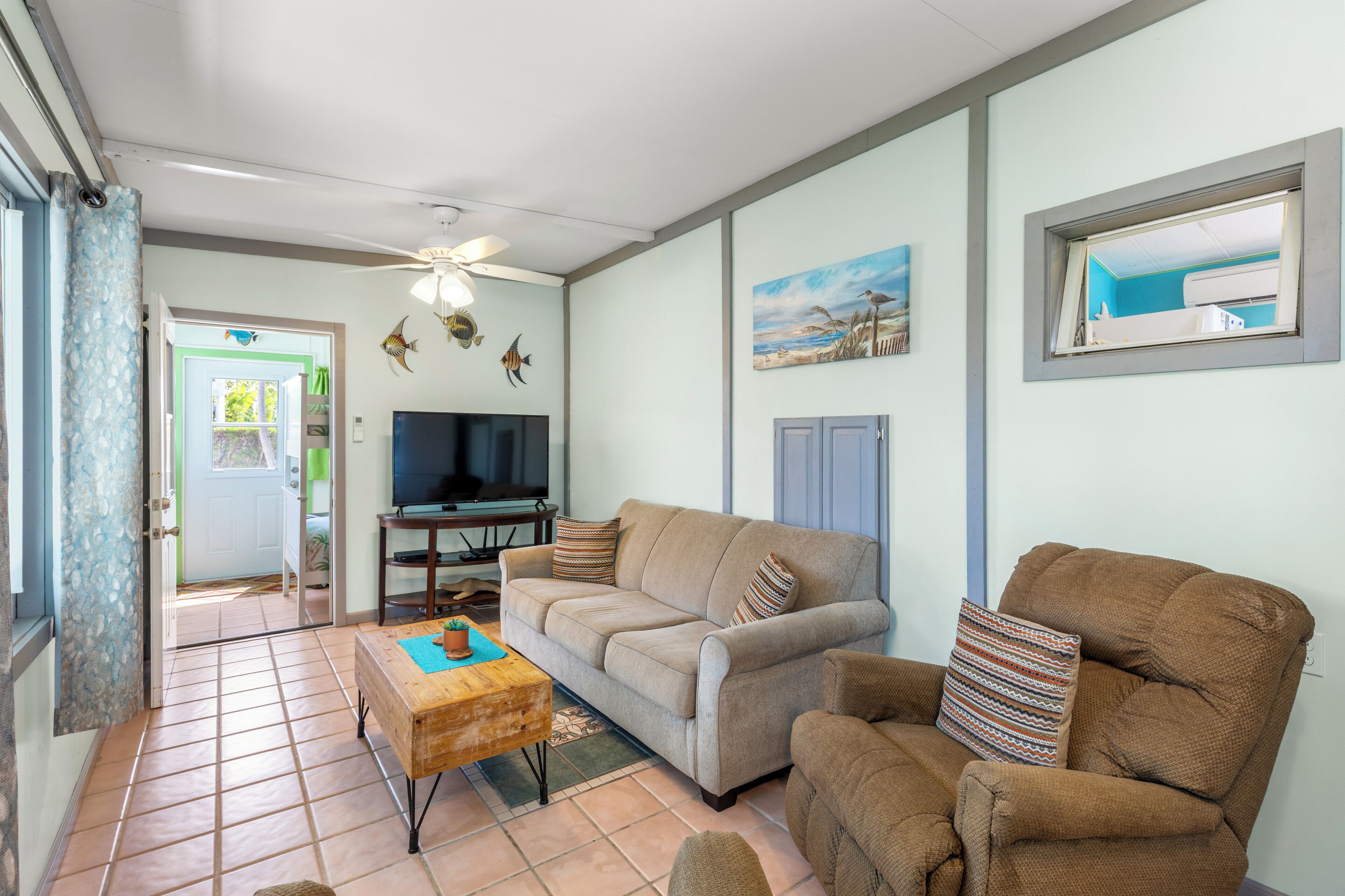 Smart-TV, Tischtennisplatte, Bücher