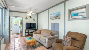 Smart-TV, Tischtennisplatte, BĂŒcher