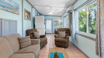 Smart TV, tavolo da ping pong, libri