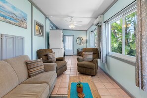 Smart-tv, ett bordtennisbord och böcker