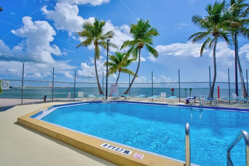 Pet-Friendly Keys Cottage at Plankton's Palace - Pool, Patio & Gated Access