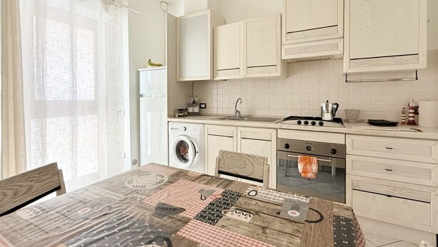 A compact kitchen with a washing machine, a stove, and a sink. - P062 - Porto Recanati, two-room apartment in the center 30 meters from the sea (Porto Recanati)