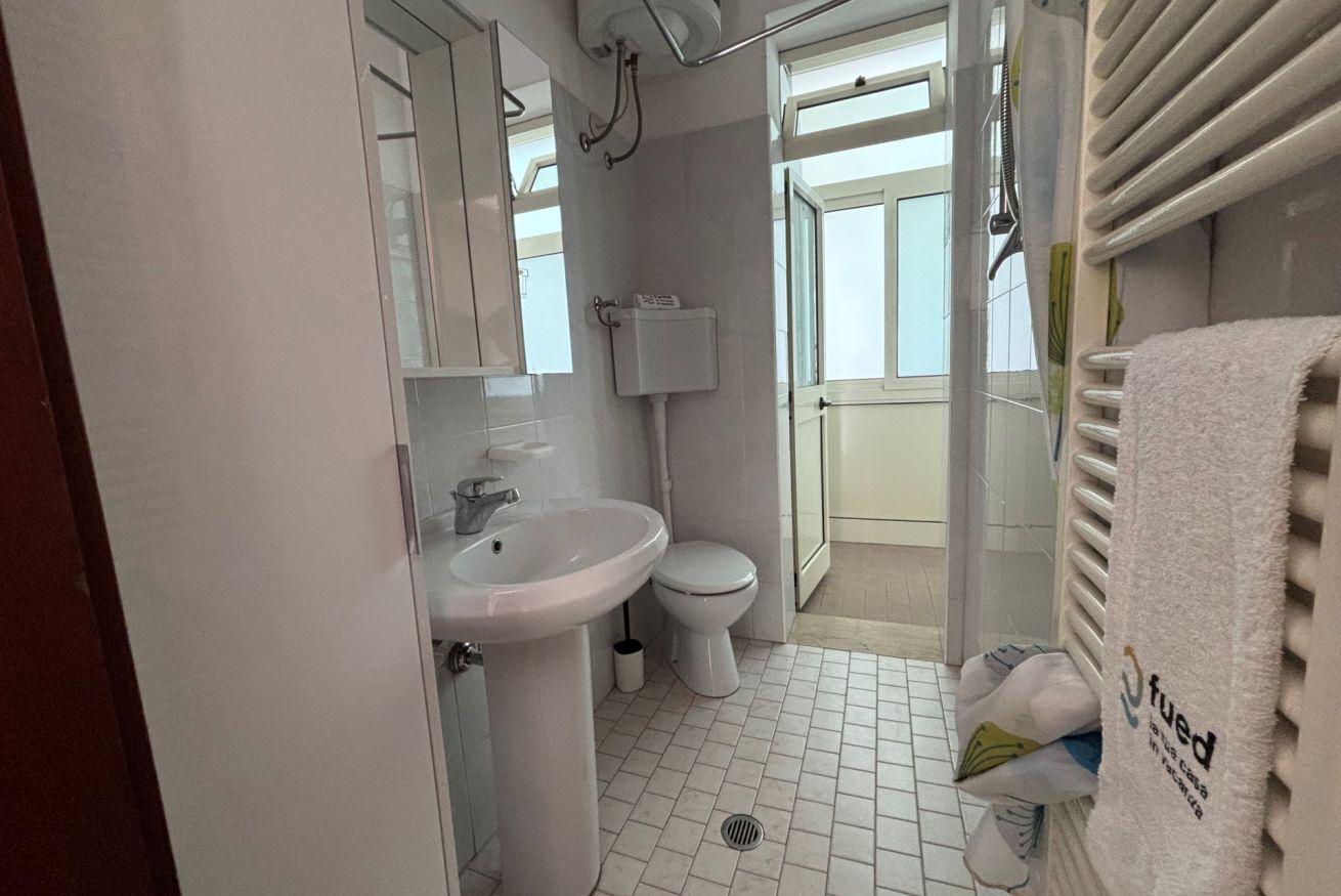 Shower, bidet, towels