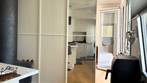 Un interior moderno con comedor, cocina y sala de estar.