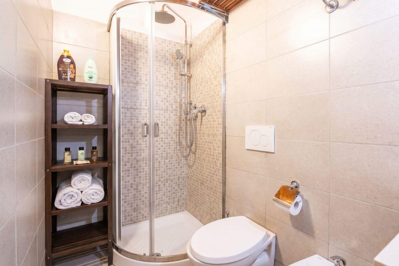 Dusche, Bidet, Handtücher, Shampoo
