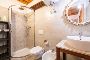 Shower, bidet, towels, shampoo