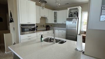 冰箱、微波炉、炉灶、洗碗机