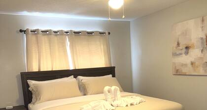 Ft Novosel 9 miles away. Quiet 2-bedroom Townhouse in Enterprise with WiFi, AC