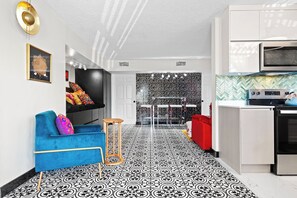 Interior - Levittown Onyx: A Jazzy 2-Bedroom Apartment in Toa Baja with WiFi, AC (Toa Baja)