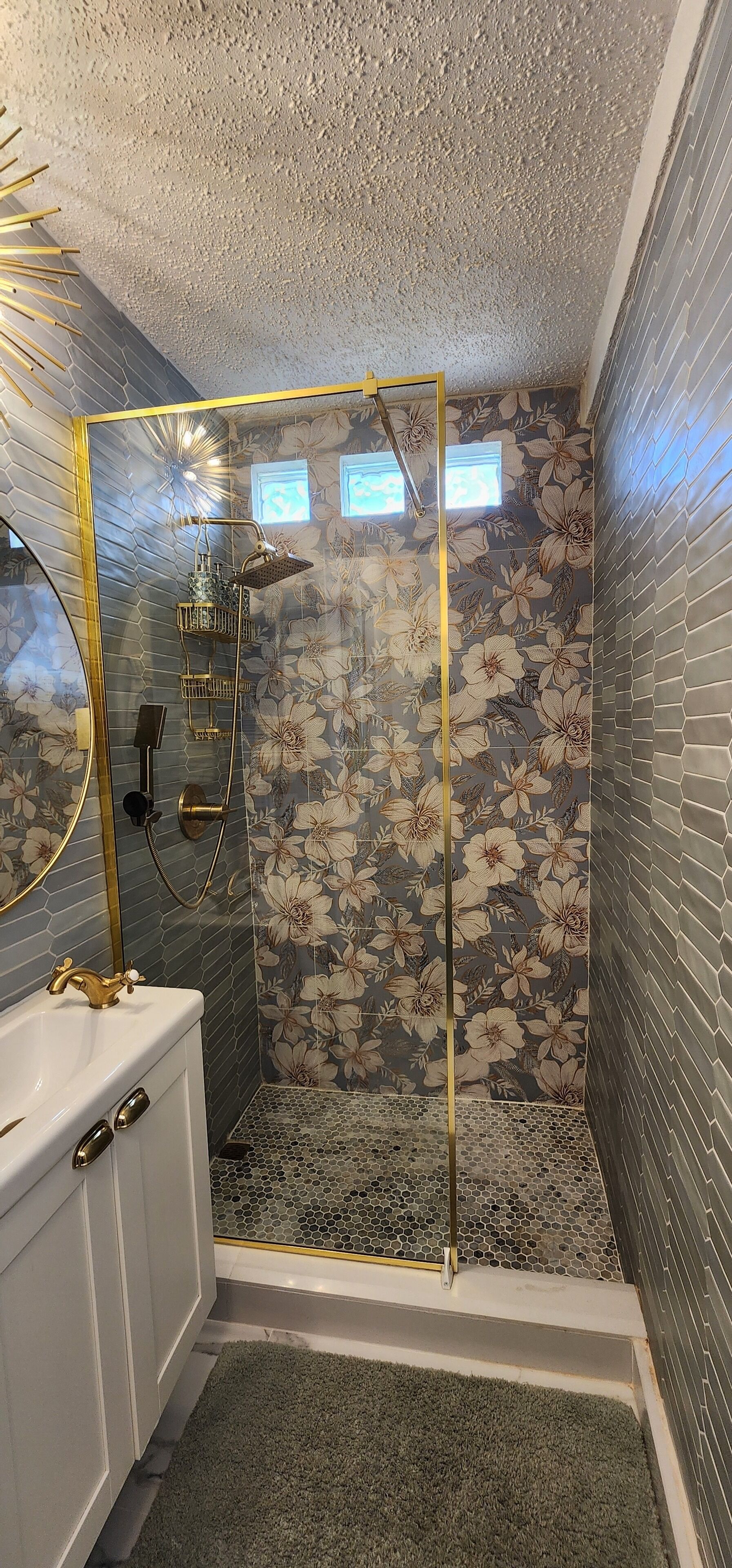 Douche, sèche-cheveux, serviettes fournies, savon