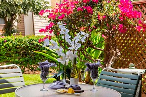 Outdoor dining - Cozy ground floor condo, lush lanai, dining nearby (Kihei)