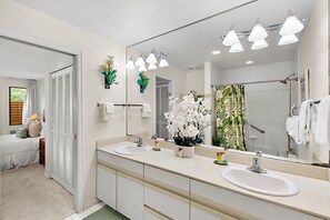 Een douche, een haardroger, handdoeken