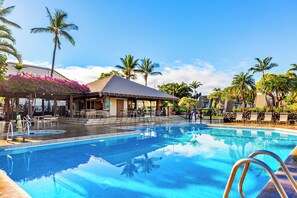 Pool - Cozy ground floor condo, lush lanai, dining nearby (Kihei)