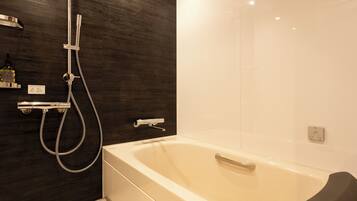 Studio Supérieur | Salle de bain | Ensemble douche/baignoire, articles de toilette gratuits, sèche-cheveux