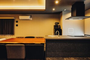 Studio Supérieur | Coin cuisine privé | Réfrigérateur, micro-ondes, plaque de cuisson, bouilloire électrique