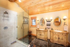 Douche, séchoir à cheveux, serviettes fournies