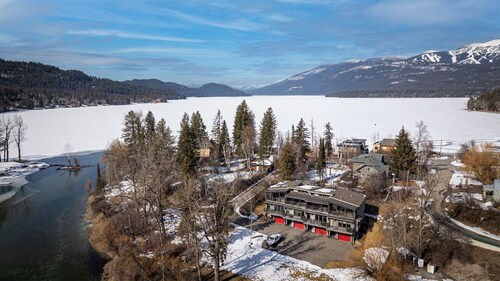 New! Riverfront townhome with private hot tub, dock & fire pit