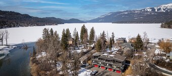 New! Riverfront townhome with private hot tub, dock & fire pit