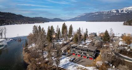 New! Riverfront townhome with private hot tub, dock & fire pit