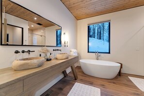 Suihku, hiustenkuivaaja, pyyhkeet