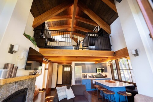 New! Slopeside Treehouse with hot tub - Ski-in-Ski-out just 30` from Slopes