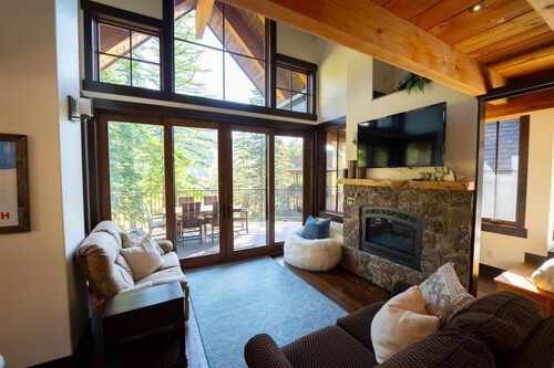 New! Slopeside Treehouse with hot tub - Ski-in-Ski-out just 30` from Slopes
