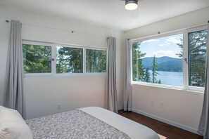 4 bedrooms, iron/ironing board, free WiFi, bed sheets - NEW private hot tub & amazing lake views (Whitefish)