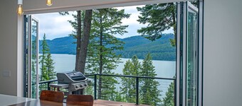 NEW private hot tub & amazing lake views