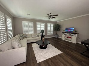 Smart TV - Cozy Cypress Stay Towne Lake (Cypress)