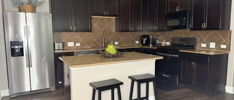 ثلاجة، ميكروويف، فرن، موقد طهي مسطح