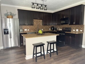 Fridge, microwave, oven, stovetop - Cozy Cypress Stay Towne Lake (Cypress)