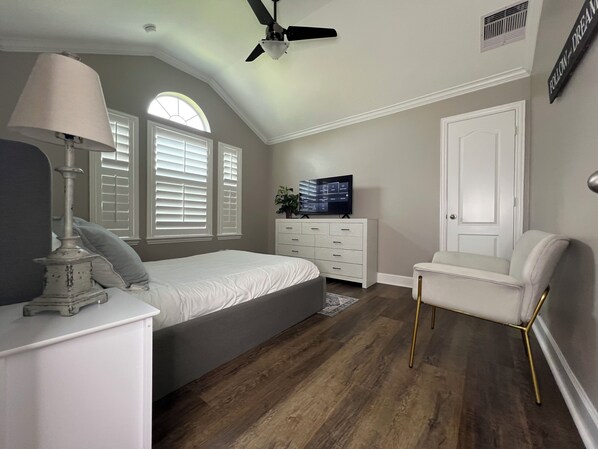 3 bedrooms, desk, iron/ironing board, travel crib