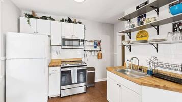 Fridge, microwave, oven, coffee/tea maker