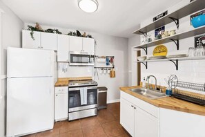 Refrigerador, microondas, horno y cafetera y tetera