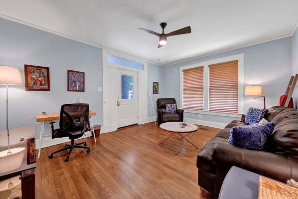 Een televisie en een kantoor