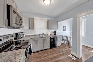 Een koelkast, een magnetron, een oven, een kookplaat