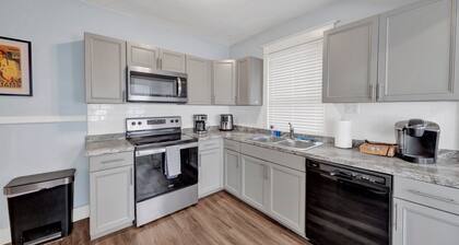 Evergreen Historic District 1928 Midtown Apartment